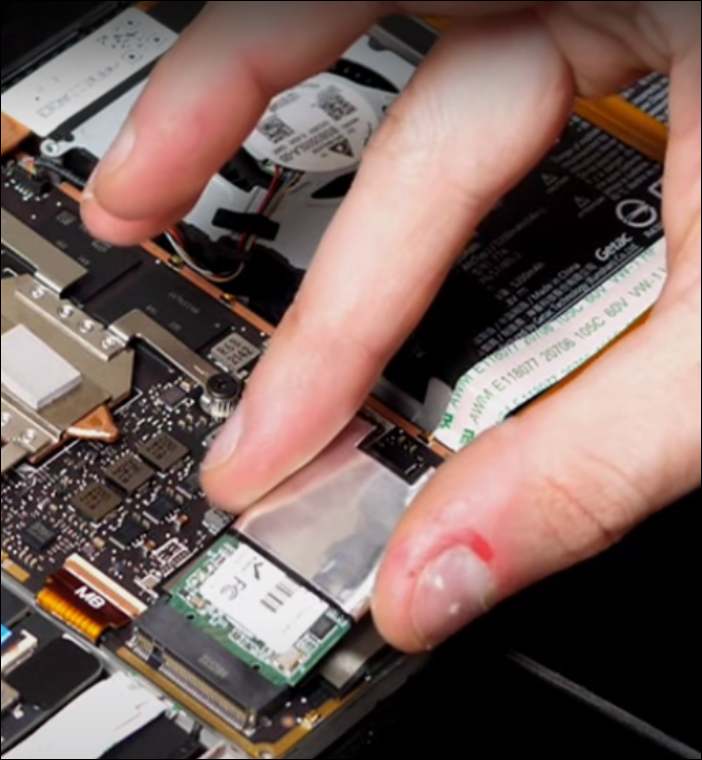 Setzen Sie die neue SSD ein