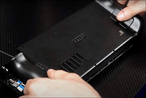 Bringen Sie die Rückplatte wieder an