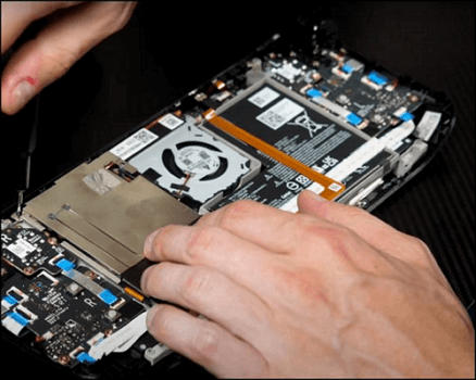 Schließen Sie die Batterie wieder an und schrauben Sie sie wieder ein