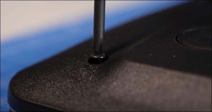 連接後面板並擰緊