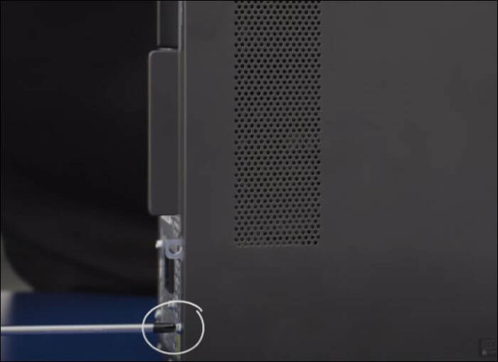 用螺絲起子打開機殼