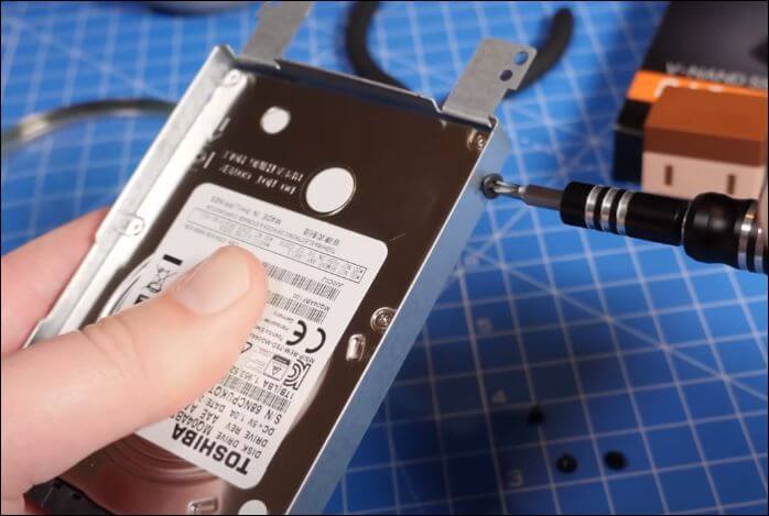 從安裝座上移除硬碟