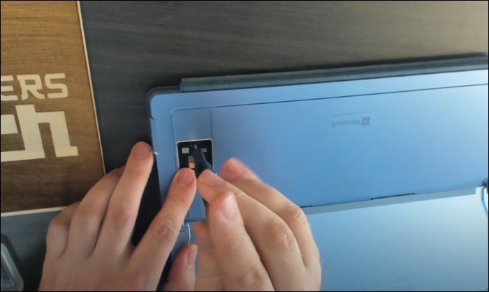 odkręć dysk SSD od Surface Pro 9